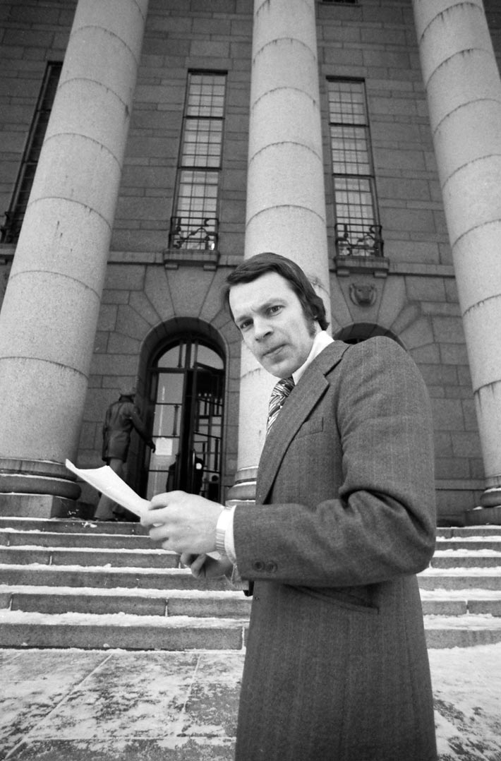 28-vuotias tuore kansanedustaja kapusi Eduskuntatalon rappusia helmikuussa 1976.