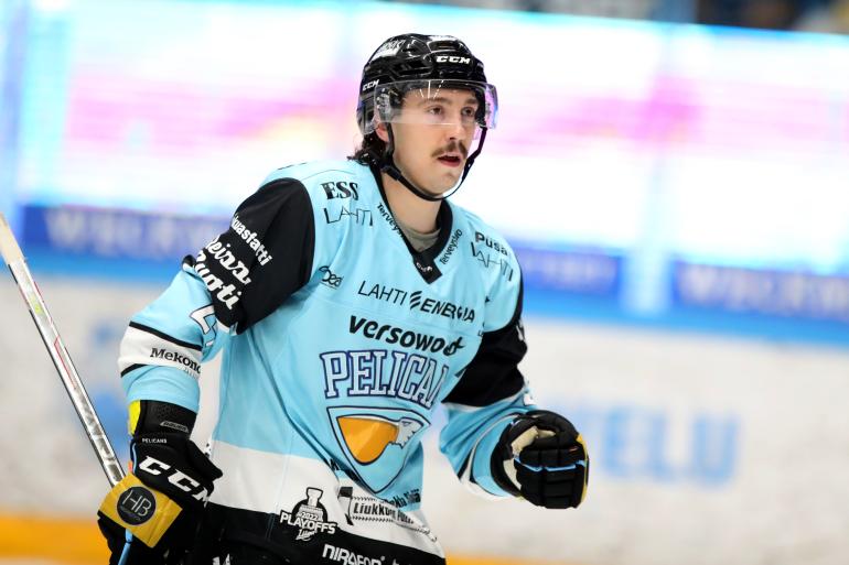 Hannes siirtyi keväällä Jokereista kasvattiseuraansa Lahden Pelicansiin. Ensi syksyksi tie vie Ruotsiin ja Brynäsin riveihin.