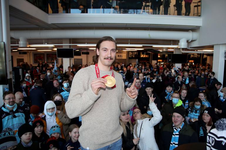 "Hanu" ja Pekingin olympialaisten kultamitali kotimaisemissa Lahdessa helmikuussa 2022.