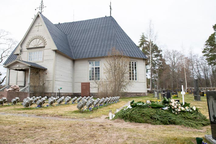 Viimeinen lepopaikka löytyi aivan kirkon kupeesta, sankarihautojen vierestä.