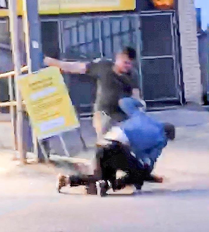 Koulukiusattu mies antaa nyrkkiensä puhua. Koulukiusaaja ottaa heti lukua. Tämä kuva on kiusaajan ystävien ottamasta videosta.