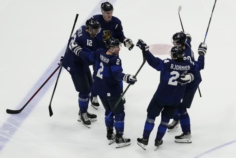 Suomen nimellinen nelosketju tekee tehtaan takuulla laatujälkeä. Kuvassa ketju liekeissä helmikuun voittoisassa olympiafinaalissa Venäjää vastaan.