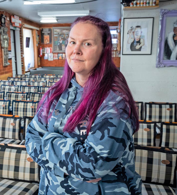 Heli Palsanmäki sanoo tarttuvansa nyt väsyttävien syöpähoitojen jälkeen normaaliin arkeen kiinni. Tarkempi tuomio kasvaimen tilasta tulee heinäkuussa.