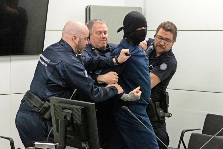 Poliisit ja vartijat toimivat rivakasti. Tässä vaiheessa puukkokäsi on jo laskeutunut alas. Pienen painin päätteeksi Pyynönen niputettiin.