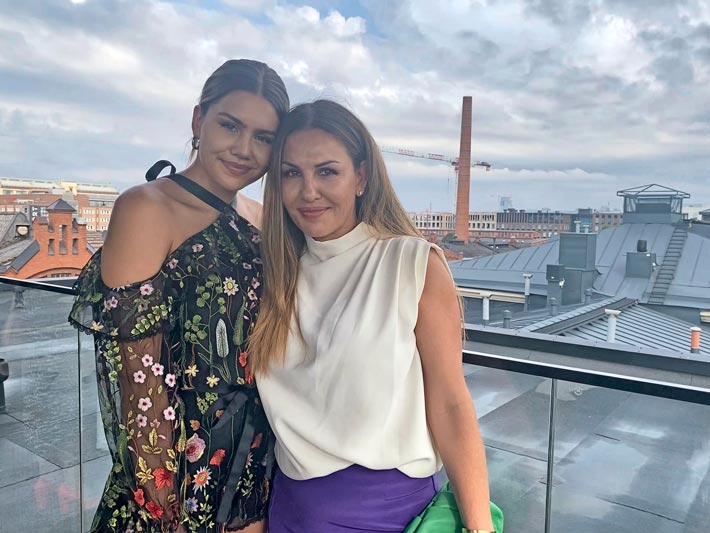 Katerina-vaimo ja perheen kaksi tytärtä majailevat Jari Sillanpään ökylukaalissa Helsingissä. Olli itse asuu Jukurien tarjoamassa vuokrakämpässä Mikkelissä.