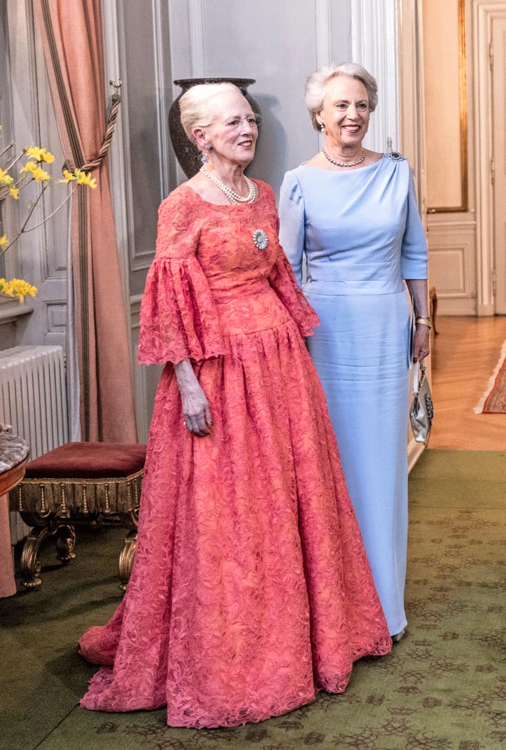 Kuningatar Margareetan (vas.) Benedikte-sisko sai ilopäätöksen Gustav-poikansa avioliitosta.