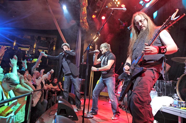 Funkykarkurit-yhtyeessä 1990-luvun alkuhämärissä solistina aloittanut Pasi lauloi vuodet 2007–2010 Hausmyllyssä. – Se oli lopulta liian alkoholinhuuruista meininkiä.