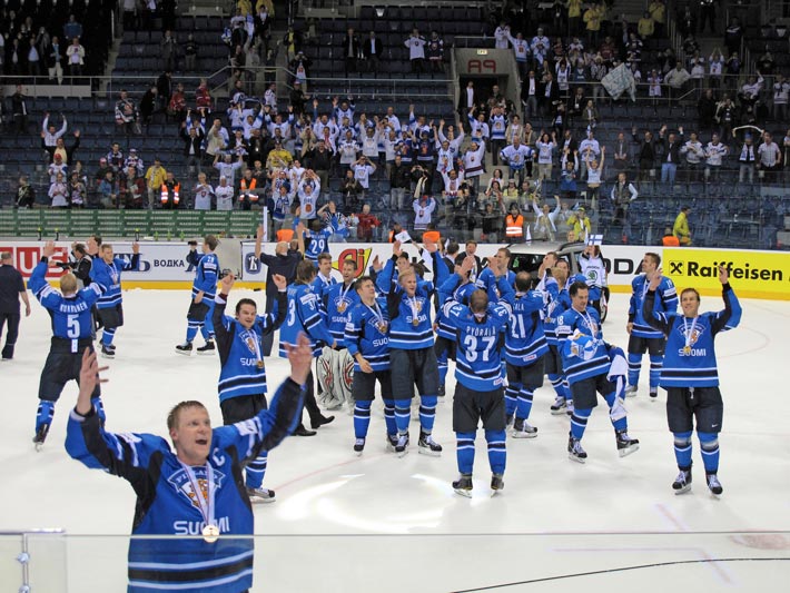 Leijonissa keväällä 2011 MM-kultaa juhlinut Jyrki Välivaara lukeutui Pasin pelikavereihin Jyväskylässä. Poju tunnetaan myös kovana salibandymiehenä.