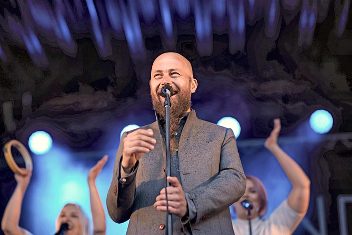 Viime vuonna julkaistu Meissä asuu elämä -albumi on soinut ahkerasti radiossa ja keikkunut listan kärkipäässä.