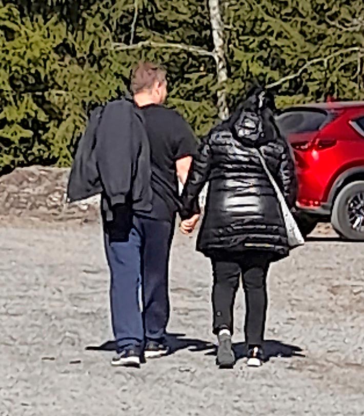 Pari kuherteli käsi kädessä reilu kuukausi sitten. Vain viikko tämän kuvan jälkeen mies muutti omaan asuntoon.