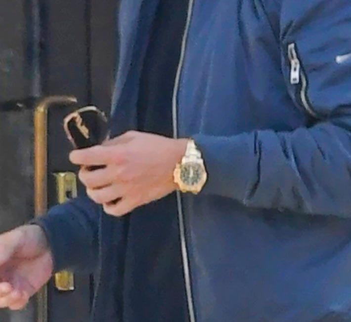 Ranteessa roikkui uusi Rolex.