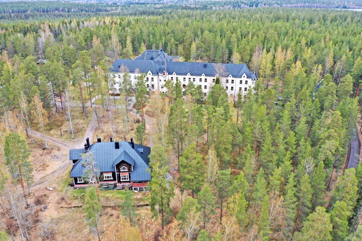 Kaupan mukana tuli yhteensä seitsemän rakennusta, joista yksi on tämä huvila.