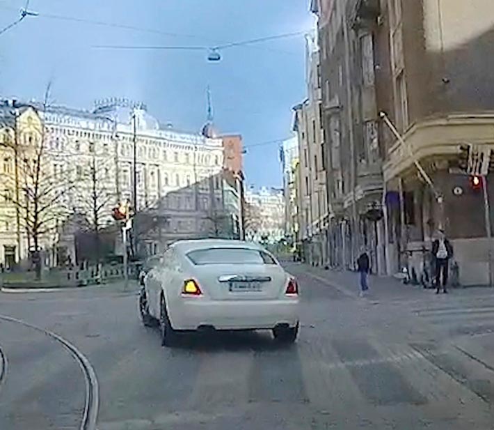 ...mutta silti Cheek lähti liikenteeseen ja ajoi punaisia päin!