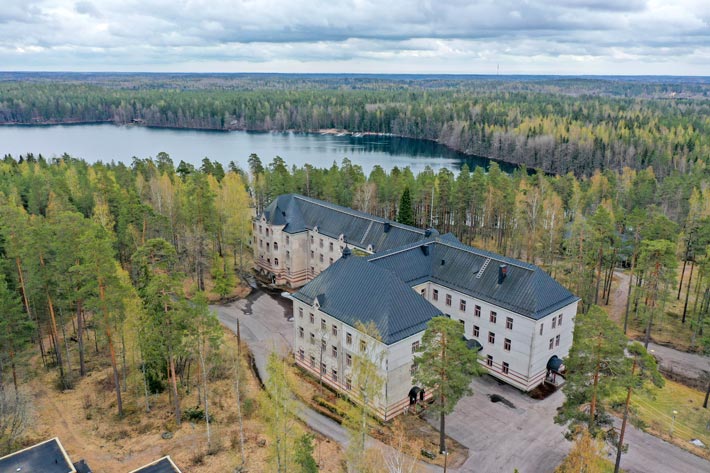 Sairaalan vieressa on järvi, jolla kelpaa kesäisin narrata ahvenia.