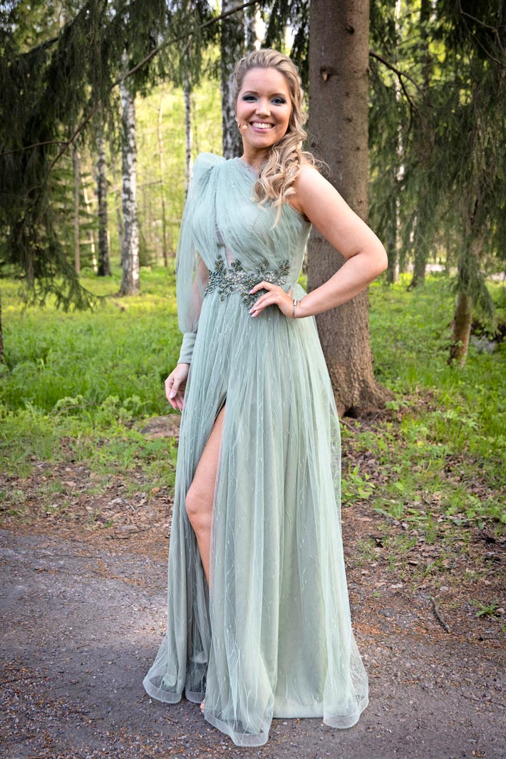 Jenna Bågeberg juonsi tangosemifinaalin upeassa metsänvihreässä iltapuvussa.