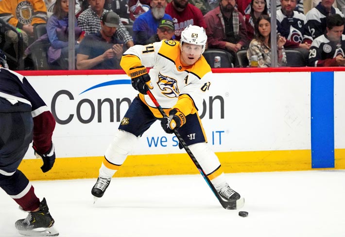 Mikaelin vuosipalkka Nashville Predatorsissa on yli 4,7 miljoonaa euroa. Uran tähänastiset tienestit ovat puolestaan yli 31 miljoonaa euroa.