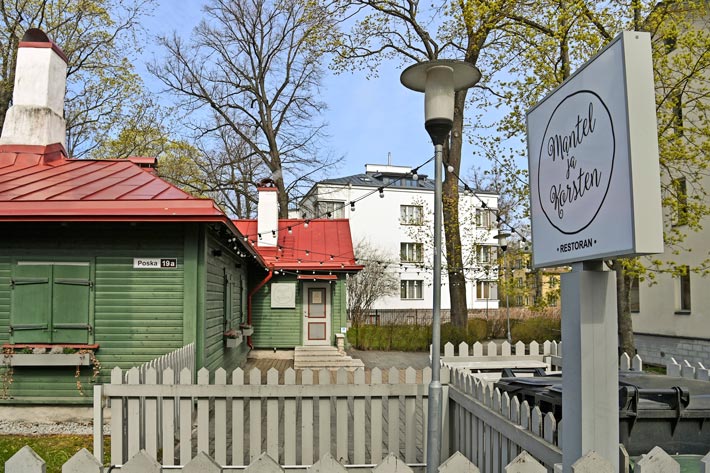 Kadriorgin puiston kupeessa sijaitseva vihreä puutalo kätkee sisäänsä kodikkaan Mantel & Korsten -ravintolan.