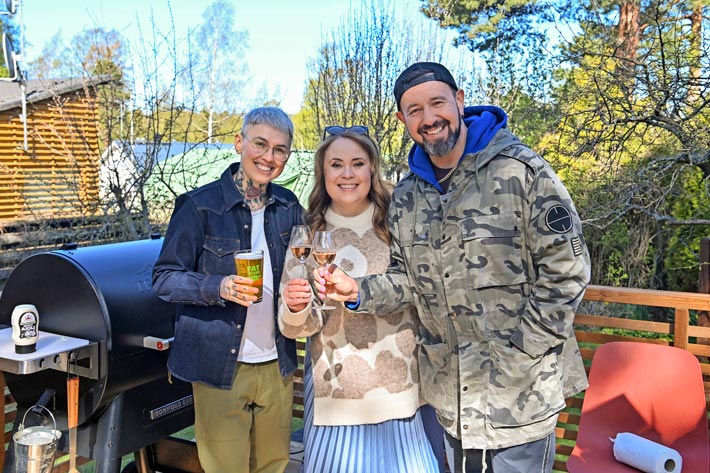 Seiskan Grillikisa käydään yrittäjänä ja bloggaajana tunnetun Nata Salmelan pihalla. Tähti toimii kilpailun tuomarina.