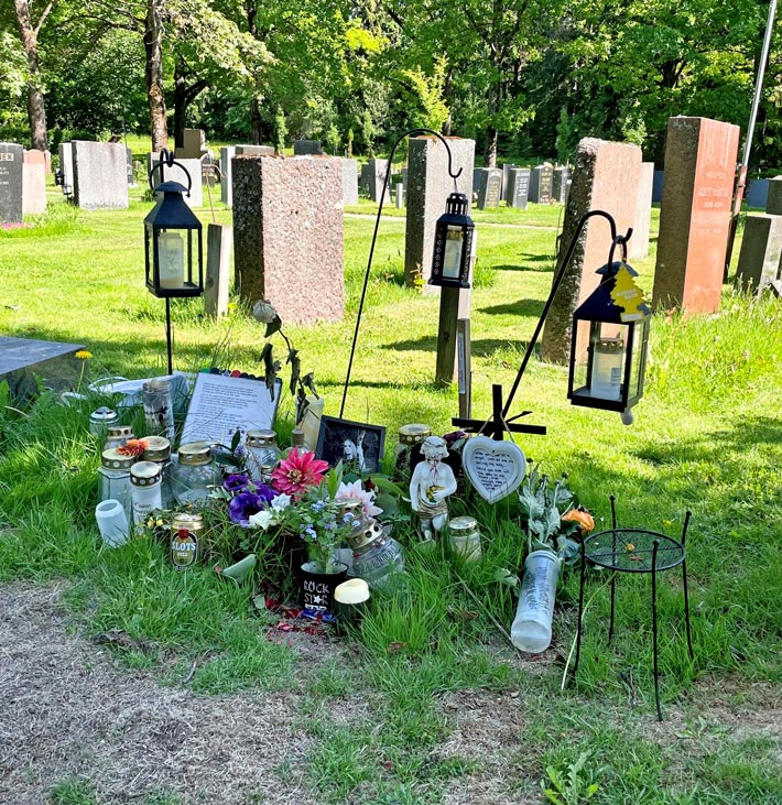 Alexin hauta näyttää nyt paljon siistimmältä kuin talvella, mutta kivi yhä puuttuu.
