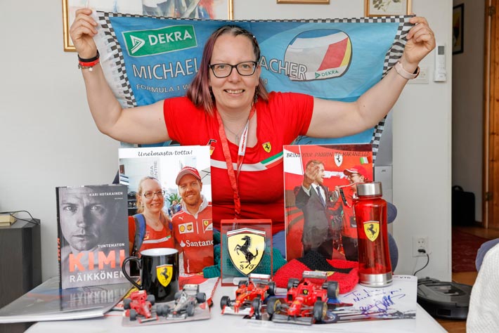 Iina tekee vapaa-aikanaan kuvaselostuksia näkövammaisille F1 viikonlopuista sekä kirjoittaa niistä artikkeleita Scuderia Ferrari Club Rigan nettisivuille. – F1:t ovat intohimoni!