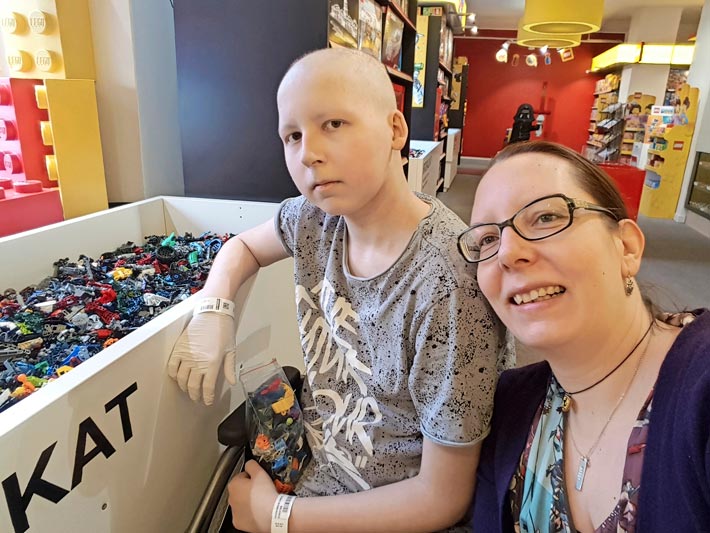 Tässä Samuel poseeraa äidin kanssa. – Kuukausi kuvan ottamisen jälkeen hän oli poissa, Iina-äiti kertoo.
