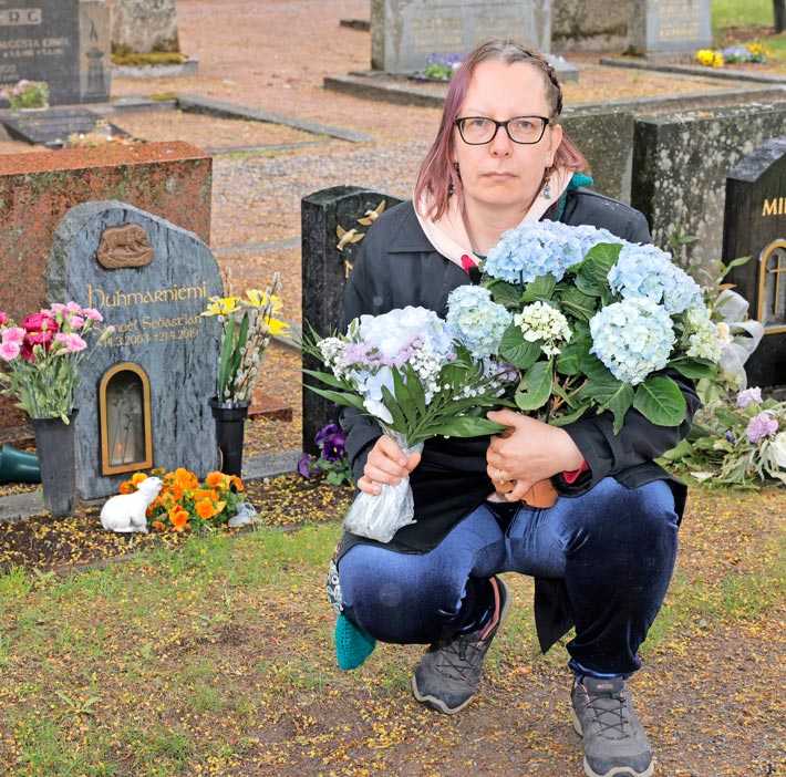Äiti käy edelleen ahkerasti Samuelin haudalla. – On surullista ajatella, että Samuel voitti syövän, mutta kuoli hoitojen aiheuttamaan sieni-infektioon.