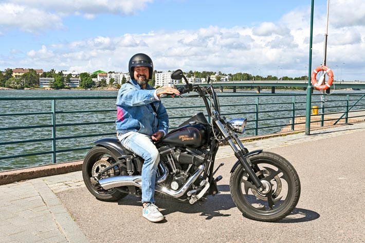 Esko paljastaa kuuluvansa prätkäporukka Backstage Ridersiin, johon kuuluu monia tunnettuja musiikkialan nimiä. – Meitä yhdistää varma ja turvallinen ajotapa.