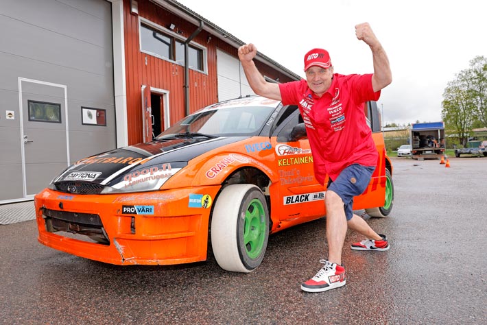 Mauri ”Crazy Mike” Uuskoski on tehnyt autostuntteja suomalaisiin elokuviin ja televisiosarjoihin. – Olen henkiseltä iältäni 16-vuotias, hurjapää naurahtaa.