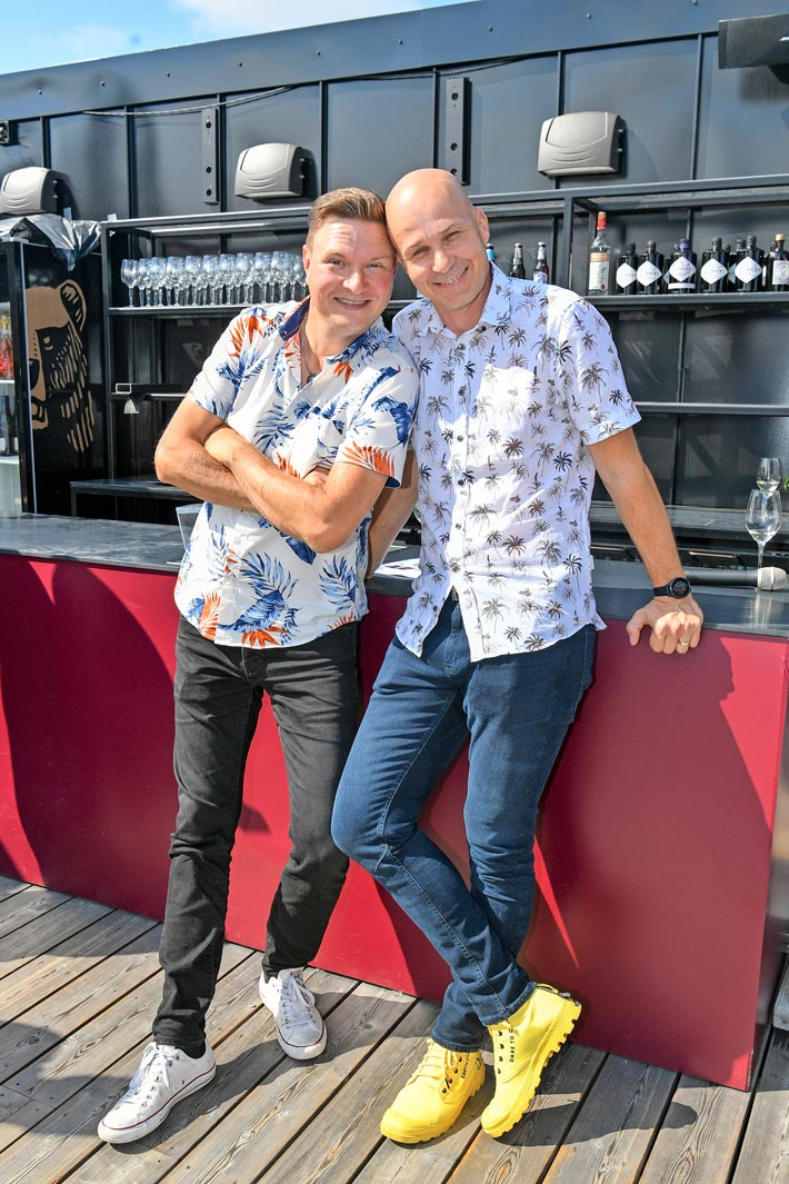 Marko Maunuksela ja Jukka keikkailevat yhdessä. He olivat viettämässä iltaa, kun ikävä pullolla päähän -välikohtaus sattui.