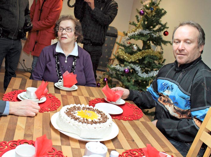 Teuvo Hakkarainen näki äitinsä Hilja-Kyllikin viimestä kertaa äitienpäivänä. Yhteiskuva on joulukuulta 2011.