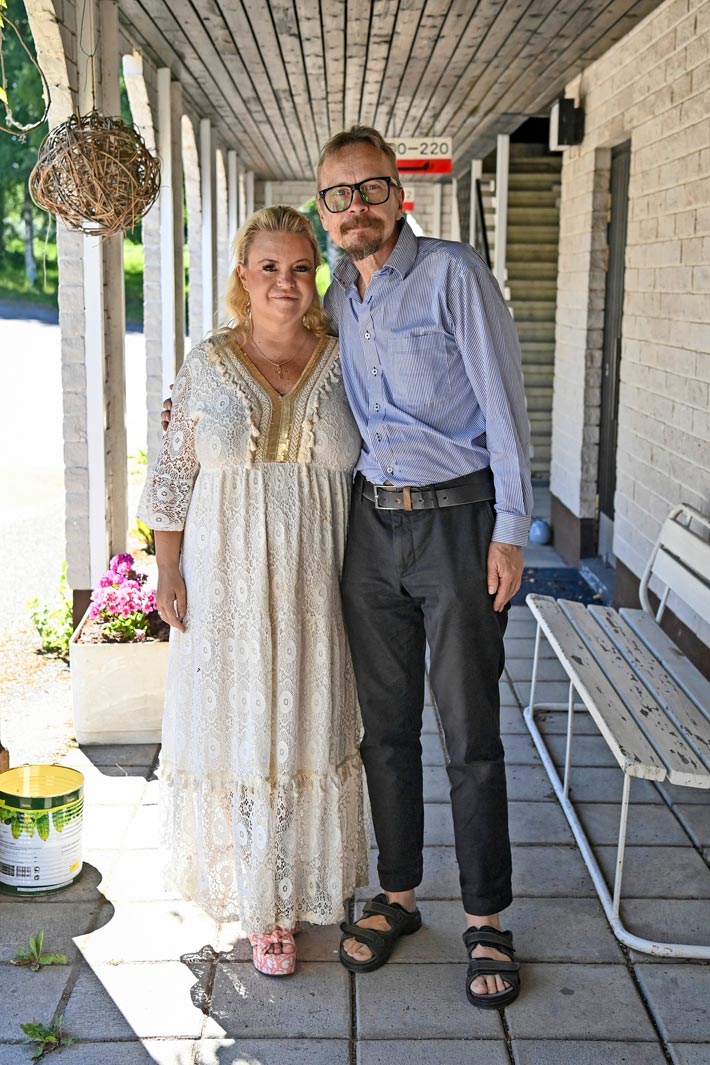 Johanna on bongattu moneen otteeseen ex-kihlattunsa Veijon luota. Hän kuitenkin kieltää, että kyseessä olisi mitään romanttista. – Olemme yhdessä, mutta kaveripohjalla.