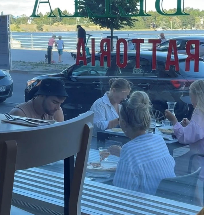 Pizza maistui sekä Timolle että seuralaiselle.