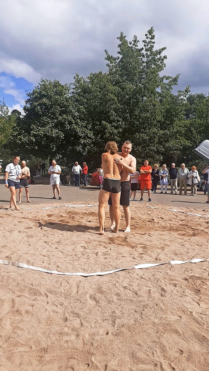 Juho Eerola hiekkapainiottelussa