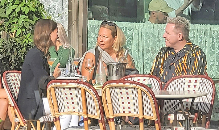 Pääministeri Sanna Marin terassiseurueessa