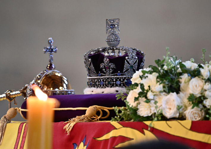 Kruunun kyljessä kimaltelee muun muassa 105,6 karaatin Cullinan II -niminen timantti.