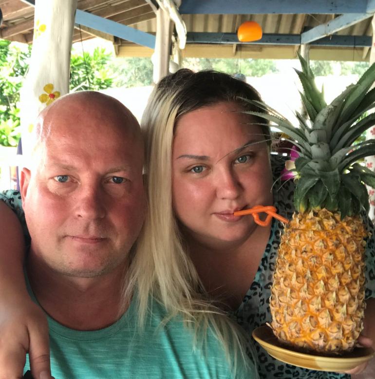 henna kalinainen ja juha thaimaassa imevät ananasta