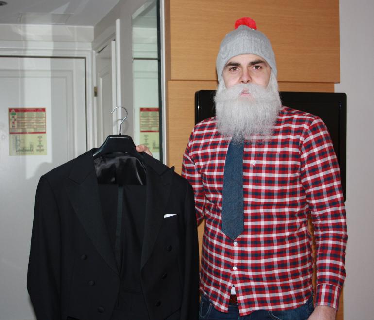 Brother Christmas valmistautuu Linnan juhliin.