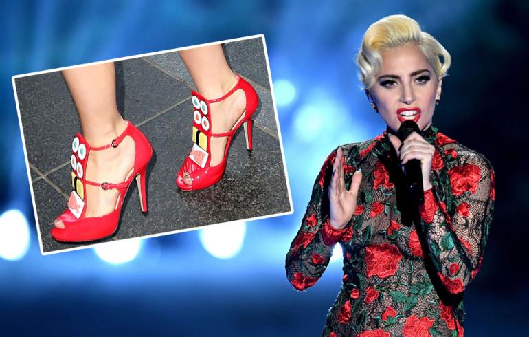 Lady Gaga edusti vuonna 2015 suomalaisen Minna Parikan korkokengissä.
