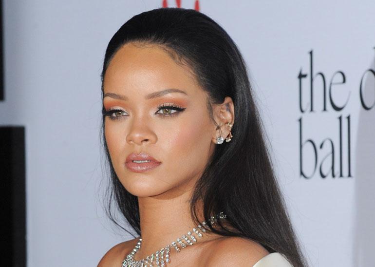 Rihanna poseeraa