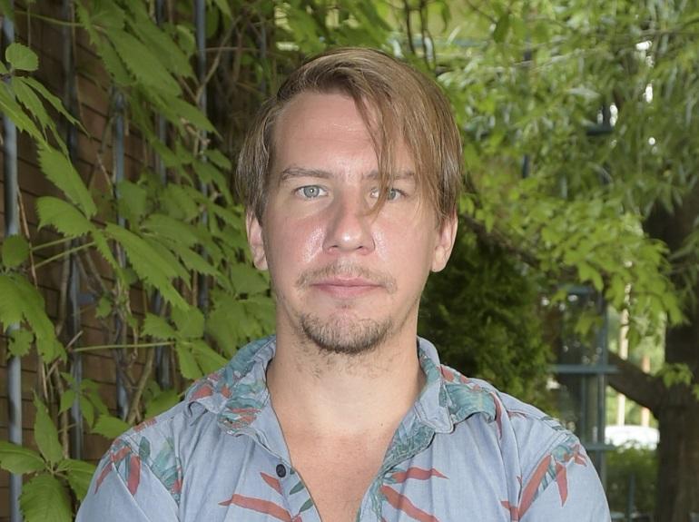 Aku Hirviniemi lähti perheineen ökyhuvilaan Thaimaahan.