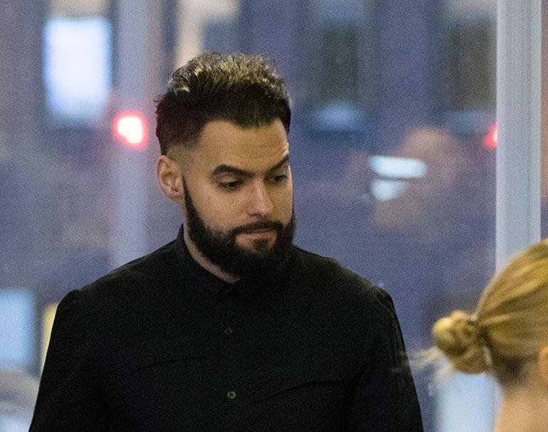 Axl Smith saapui oikeuteen mustissa