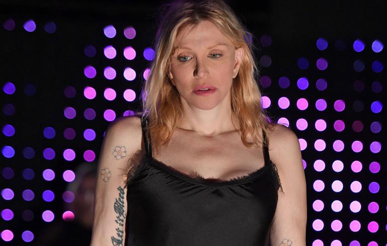 Courtney Love punaisella matolla