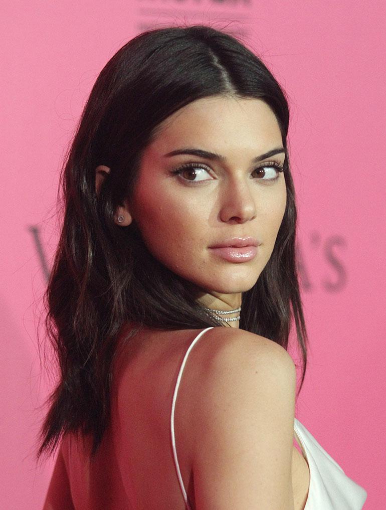 kendall jenner punaisella matolla