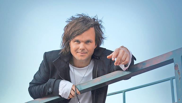 Lauri Ylönen katsoo kameraan.