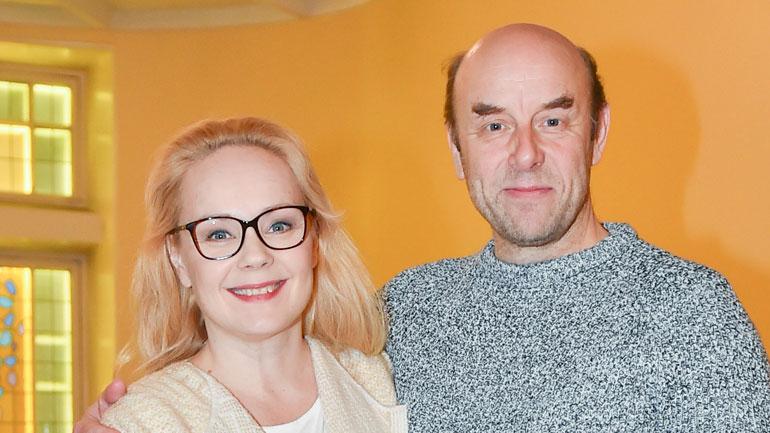 Sari Puumalainen ja Risto Kaskilahti poseeraavat Kansallisteatterissa.