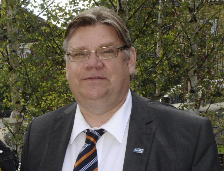 Timo Soini katsoo kameraan.