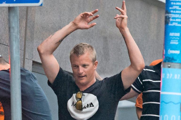 Kimi Räikkönen karaokessa.