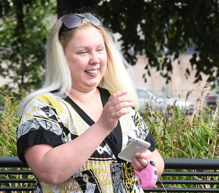 henna kalinainen iloisena