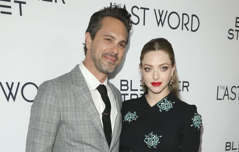 Näyttelijä Amanda Seyfried ja aviomiehensä Thomas Sadoski