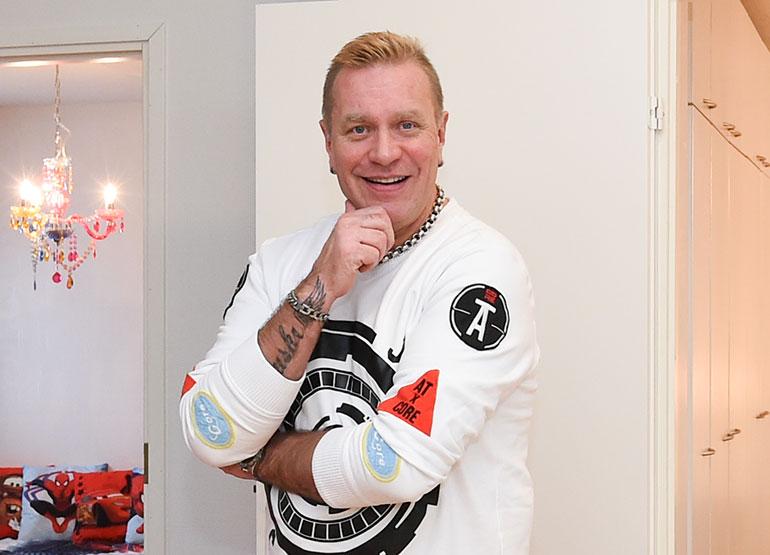 Tauski Peltonen poseeraa Seiskalle